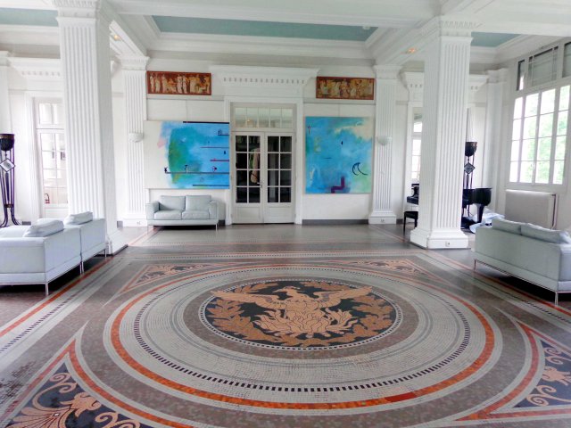 Le diptyque "Passerelles", huile sur toile d'Anastasia Zoé SOULIOTOU dans le Salon de la Fondation Hellénique